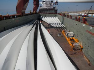 Windmill blades preparing for vessel discharge